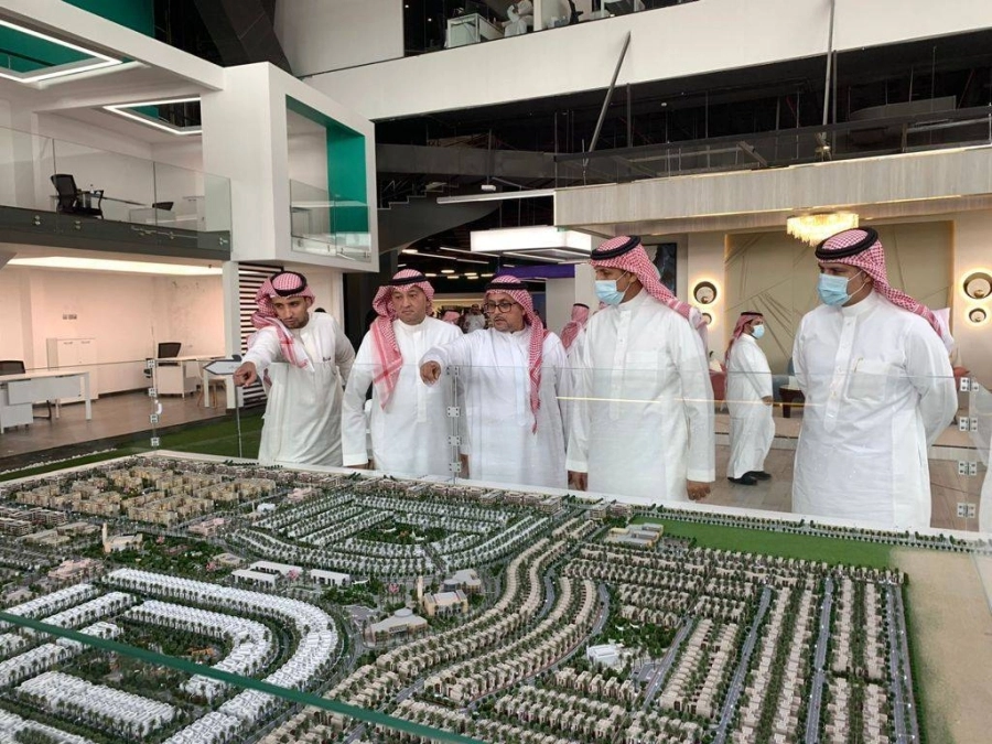 الرئيس التنفيذي لـ "الوطنية للإسكان NHC" يقف على إجراءات حجز المشاريع في مركز سكني بجدة