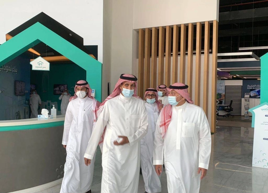 الرئيس التنفيذي لـ "الوطنية للإسكان NHC" يقف على إجراءات حجز المشاريع في مركز سكني بجدة