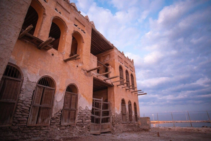 شاطئ العقير.. وجهة عشاق الطبيعة والاستجمام