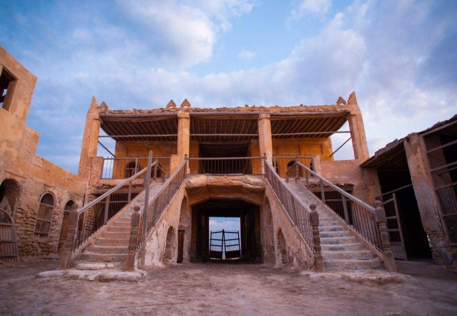 شاطئ العقير.. وجهة عشاق الطبيعة والاستجمام