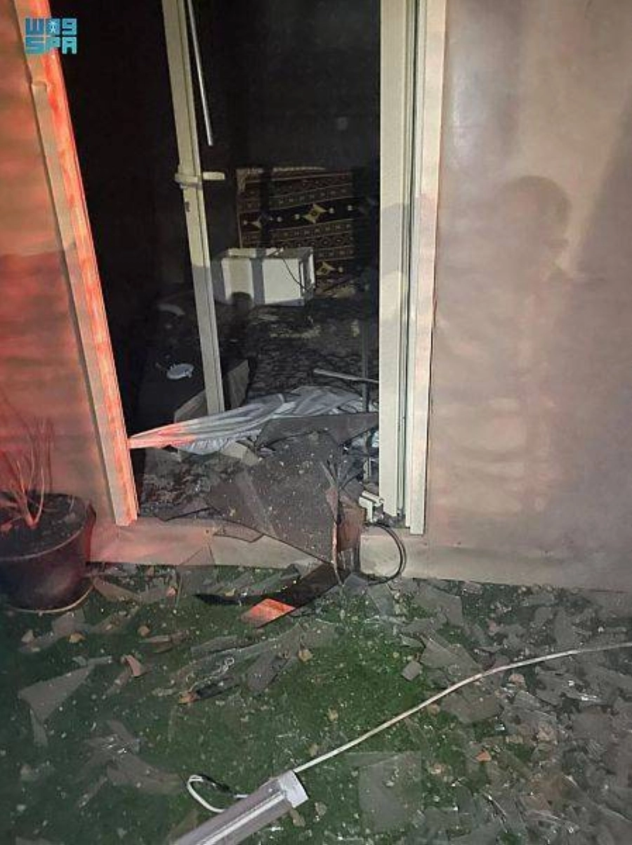 






زجاج محطم بفعل الصواريخ العدوانية                  (واس)