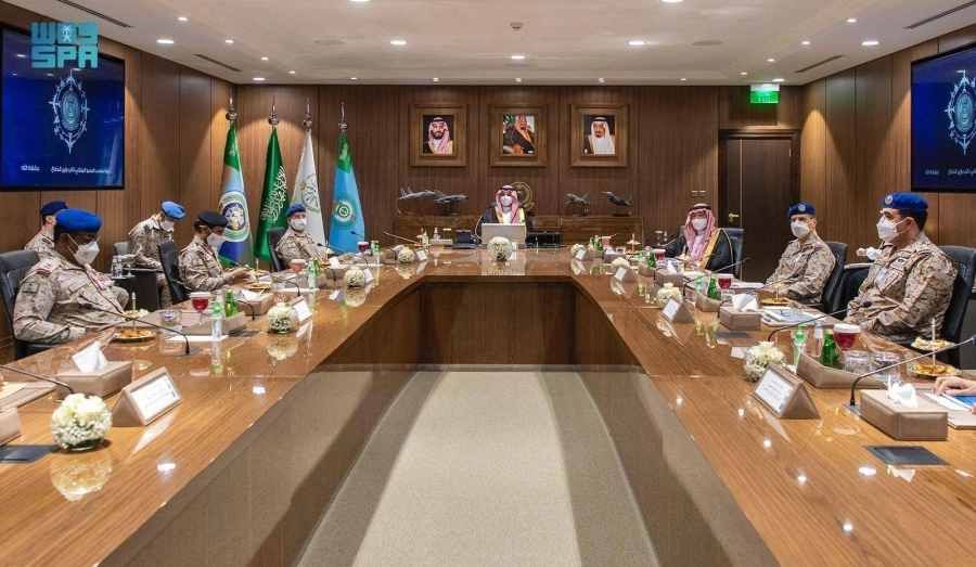 الأمير خالد بن سلمان خلال تفقده القوات الجوية الملكية السعودية (واس)