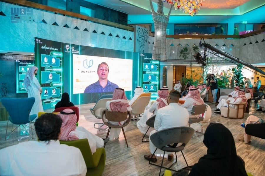 شباب وشابات يتلقون تدريبا خلال البرنامج (مكة)