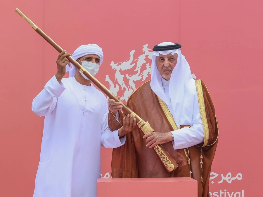 خالد الفيصل يتوج الفائزين أمس (مكة)