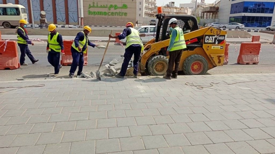 عمال خلال معالجة إحدى الحفر             (مكة)