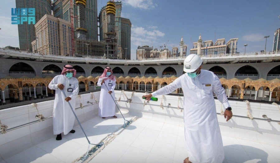 فرق الرئاسة خلال تطهير سطح الكعبة المشرفة       (واس)