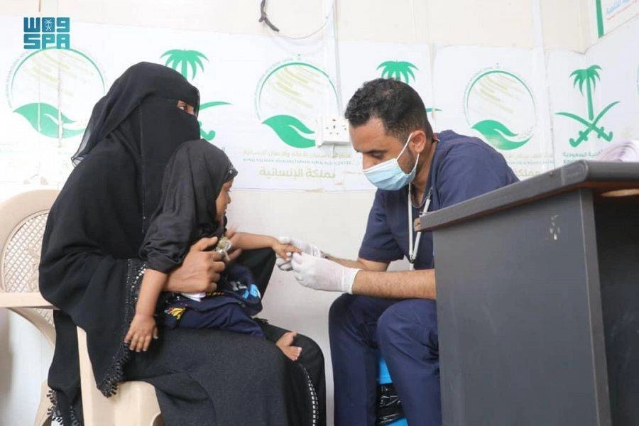 طفلة تتابع حالتها في العيادات المتنقلة للمركز (واس)