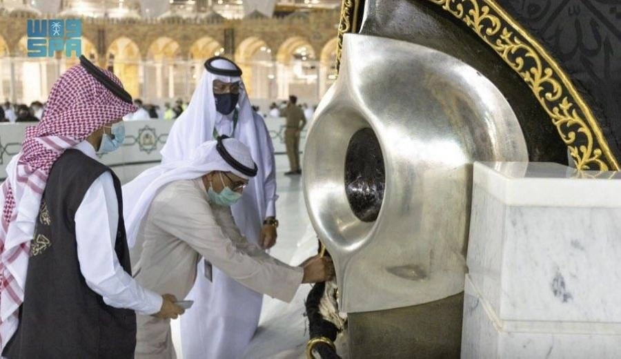 شؤون الحرمين تجري صيانة لإطار الحجر الأسود والركن اليماني (واس)