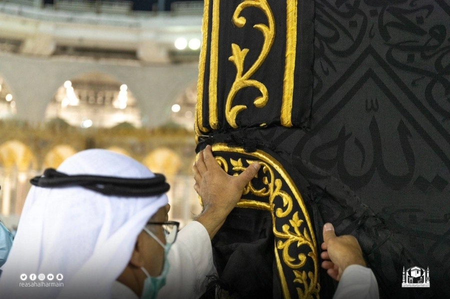 تغيير مقبض رجل الأمن أعلى الحجر الأسود         (مكة)