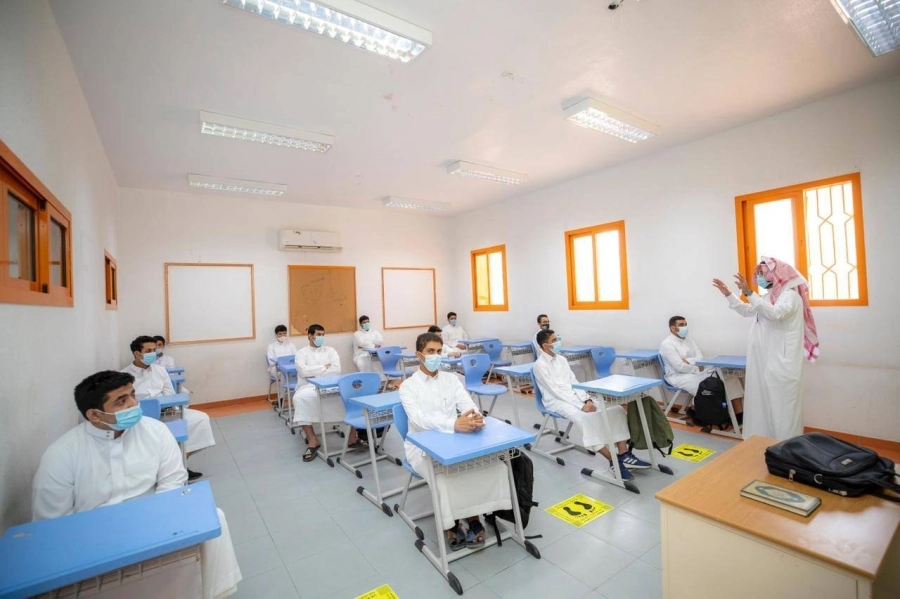 






طلاب يتلقون تعليمهم حضوريا في إحدى المدارس بالرياض                                                         (مكة)