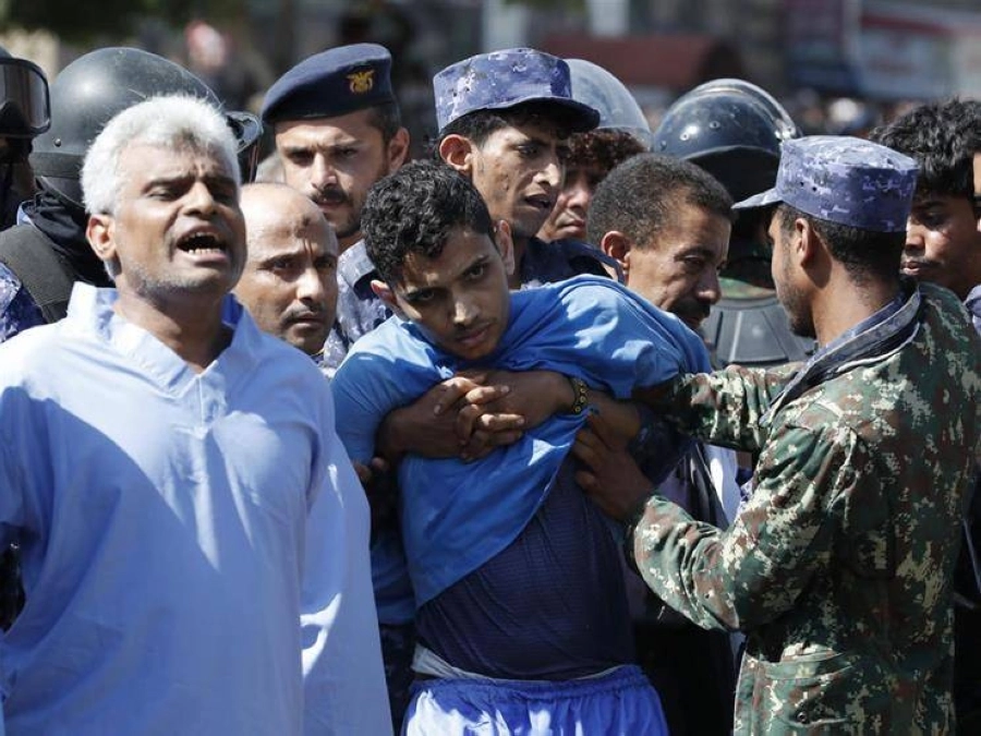 وحشية حوثية قبل إعدام مدنيين                                (مكة)