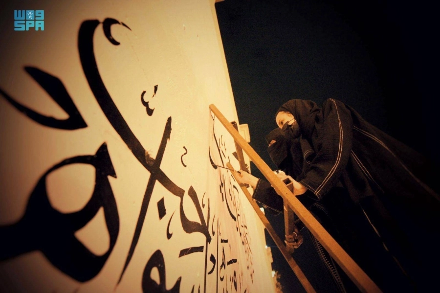 فرق تطوعية تنفذ عددا من الجداريات والرسومات في حب الوطن بالباحة، وذلك استعدادا للاحتفاء باليوم الوطني الـ91 تحت شعار (هي لنا دار)
