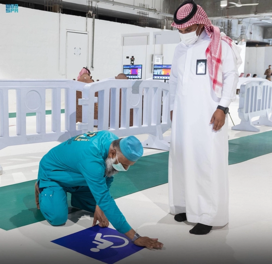 ملصقات إرشادية لذوي الإعاقة بالمسجد الحرام     