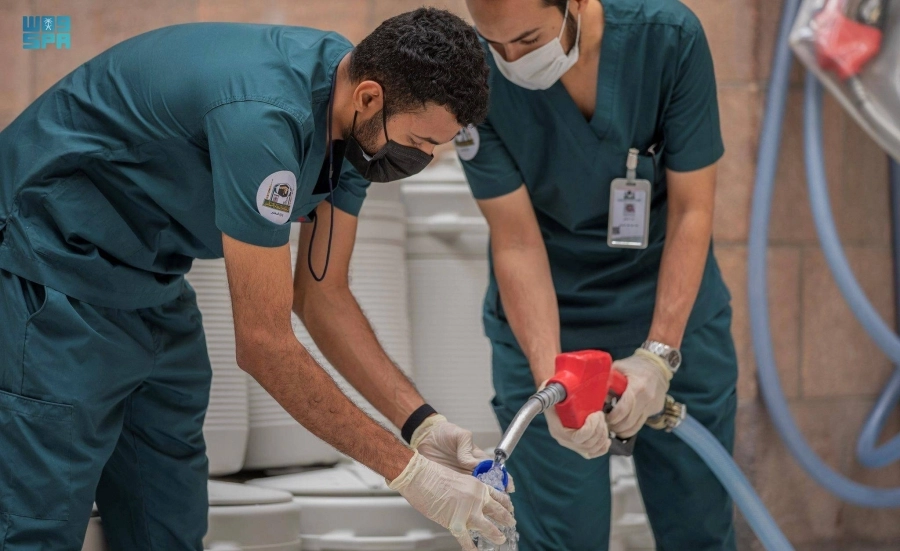 من أخذ عينات مياه زمزم 