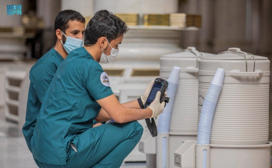 






جانب من تحليل عينات مياه زمزم                             (مكة)