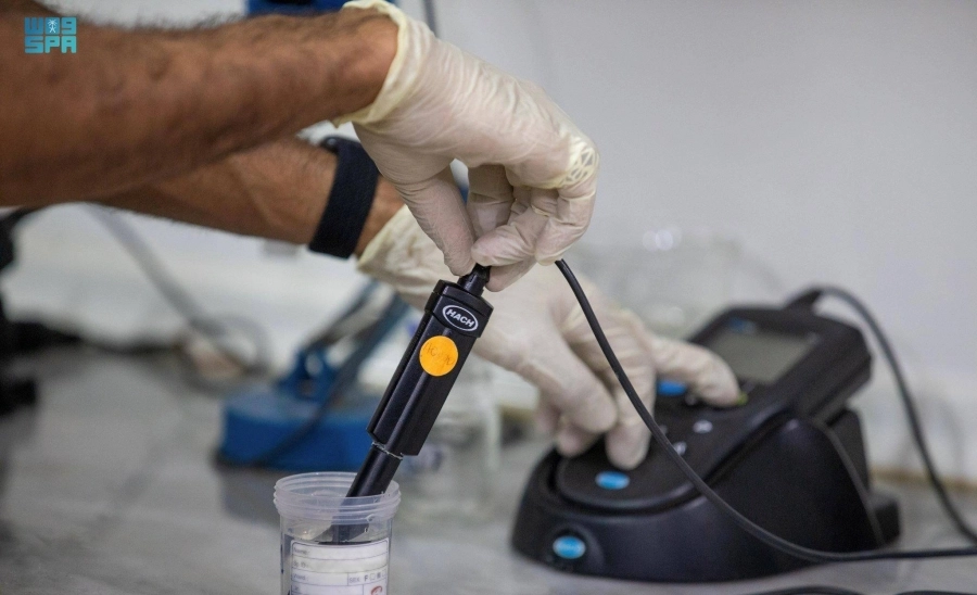 جانب من تحليل عينات مياه زمزم (مكة)