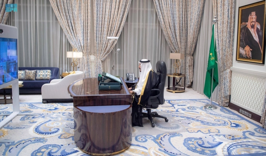 الملك سلمان لدى ترؤسه جلسة المجلس أمس (واس)