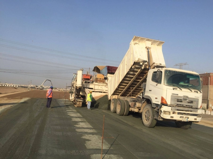 من أعمال تنفيذ مشروع الطريق الرابط بين جدة ومكة المكرمة المباشر، بنسبة إنجاز في مرحلته الأولى 55%، والثانية 73%، والثالثة 