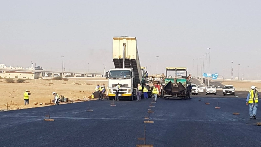 من أعمال تنفيذ مشروع الطريق الرابط بين جدة ومكة المكرمة المباشر، بنسبة إنجاز في مرحلته الأولى 55%، والثانية 73%، والثالثة 
