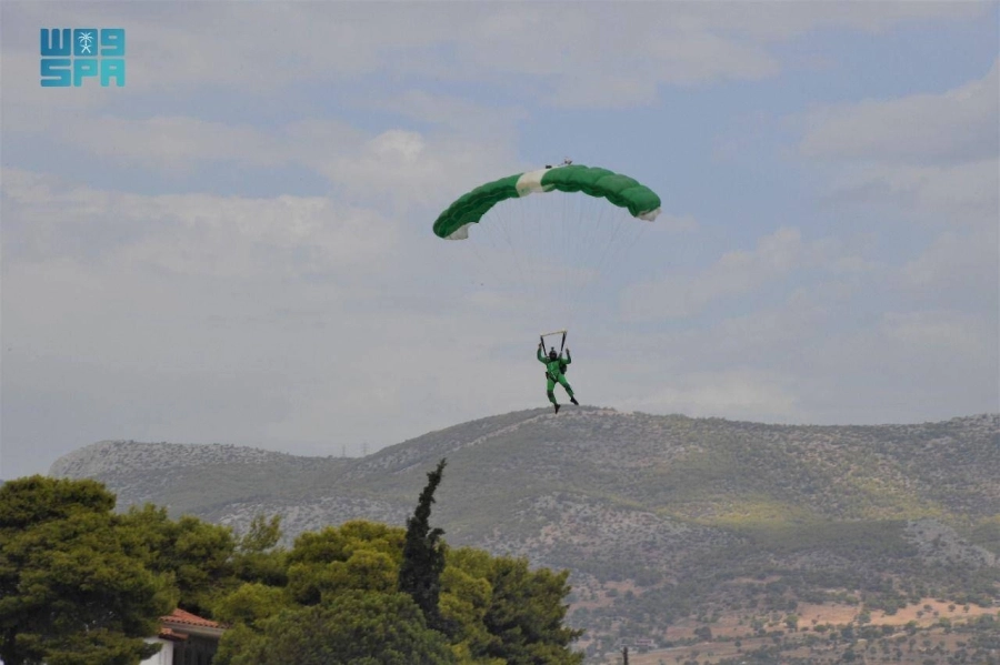 مظليون يشاركون في المناورات         (واس)