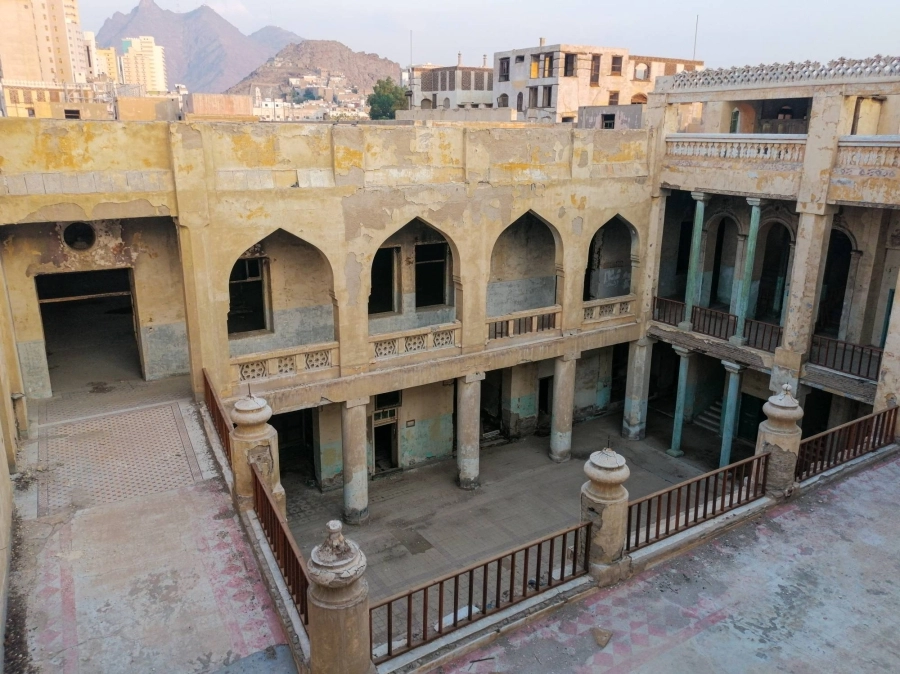 






قصر السقاف من الداخل                                               (أنس الحارثي)