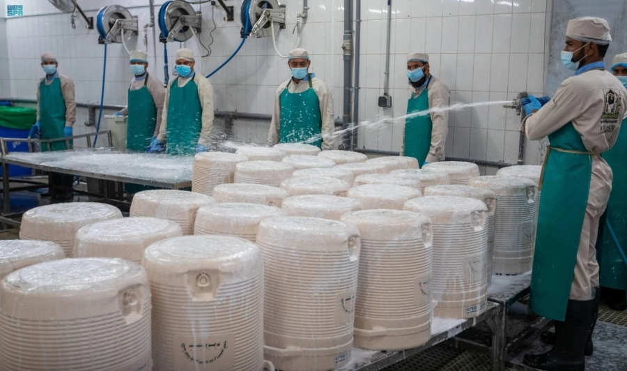 غسل وتعقيم حافظات زمزم في المسجد الحرام                      (مكة)