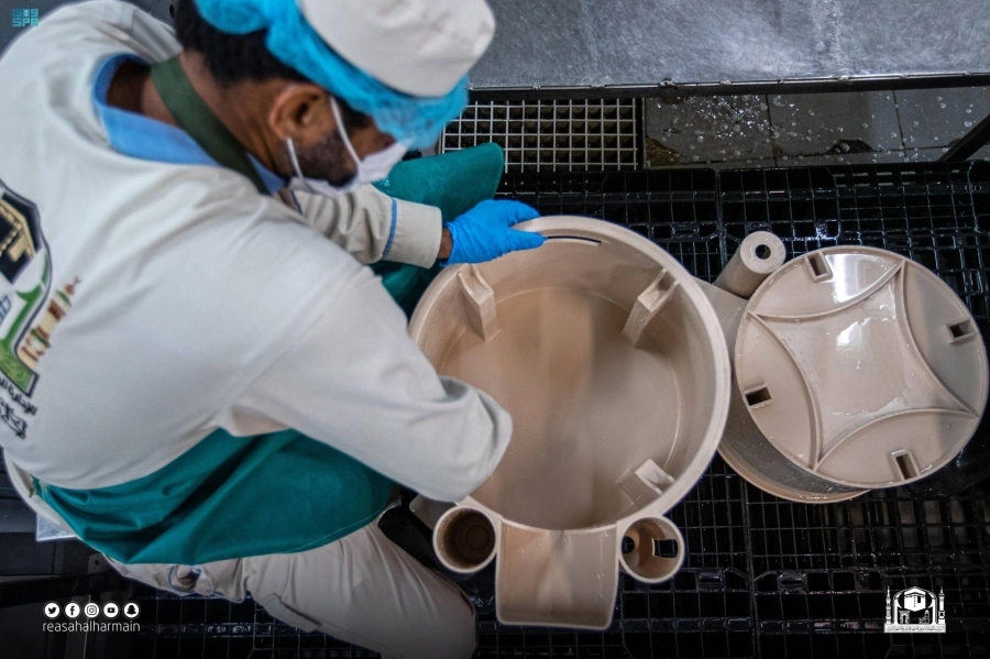 غسل وتعقيم حافظات زمزم في المسجد الحرام                      (مكة)