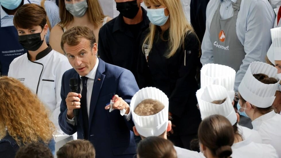 ماكرون بعد تعرضه للاعتداء (مكة)