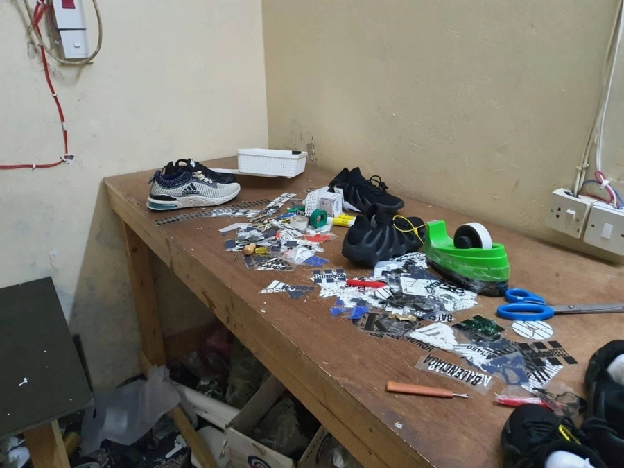 أمانة جدة تضبط وتصادر 23 ألف لاصق لتزوير ماركات الأحذية الرياضية