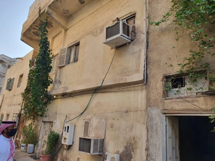 أمانة جدة تضبط وتصادر 23 ألف لاصق لتزوير ماركات الأحذية الرياضية