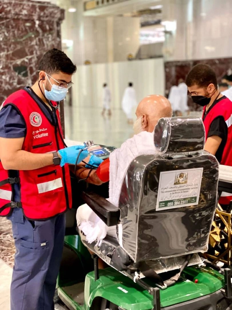 المتطوعون والمتطوعات يسعفون 49 حالة في الحرم المكي الشريف اليوم الجمعة