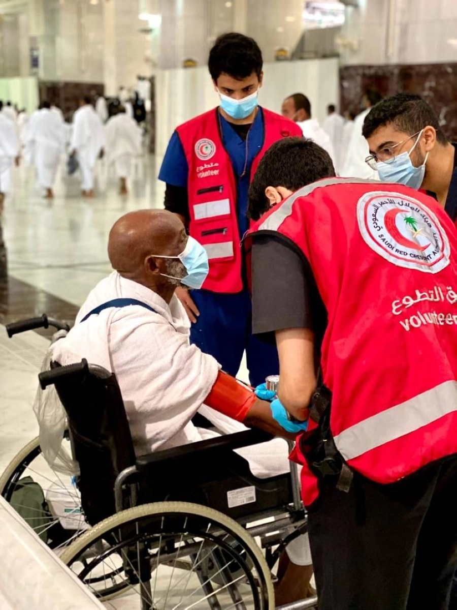 المتطوعون والمتطوعات يسعفون 49 حالة في الحرم المكي الشريف اليوم الجمعة