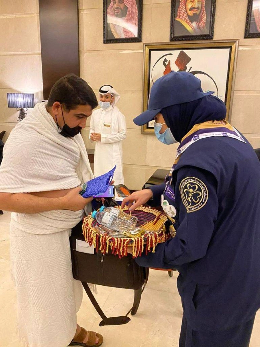 متطوعة تقدم عبوات زمزم وهدايا للمعتمرين (مكة)