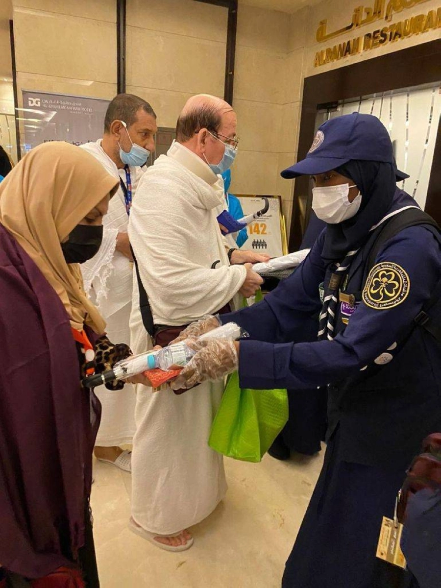 متطوعات يوزعن هدايا على المعتمرين  (مكة)