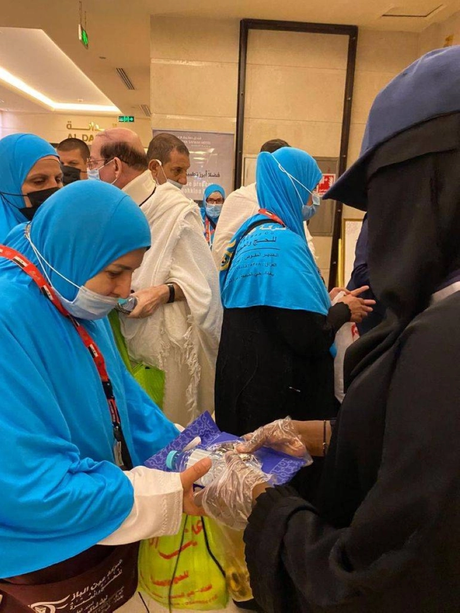 متطوعات يقدمن هدايا للمعتمرات (مكة)