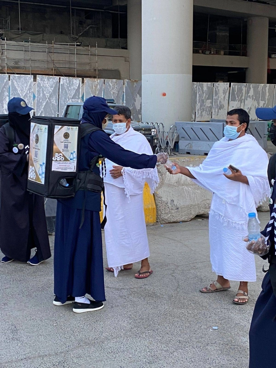 متطوعات يقدمن عبوات زمزم للمعتمرين (مكة)