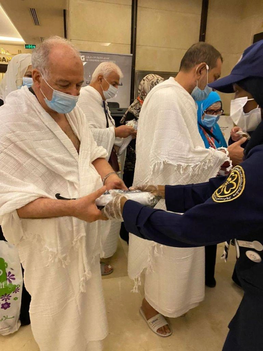 



متطوعات يقدمن عبوات زمزم للمعتمرين            (مكة)