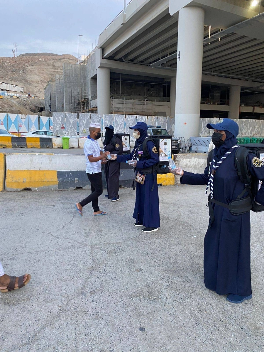 متطوعات يوزعن عبوات زمزم بساحات المسجد الحرام (مكة)