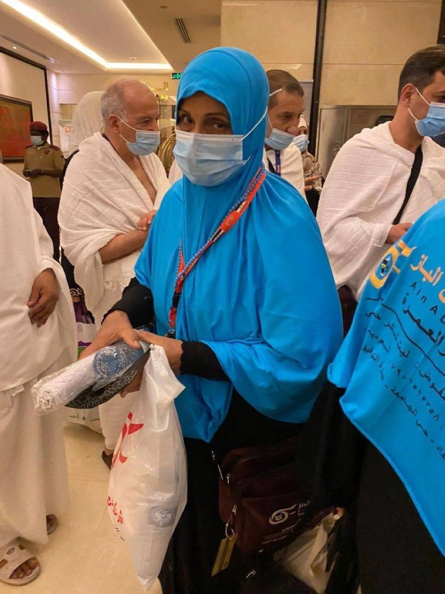 متطوعات يوزعن هدايا على المعتمرين (مكة)