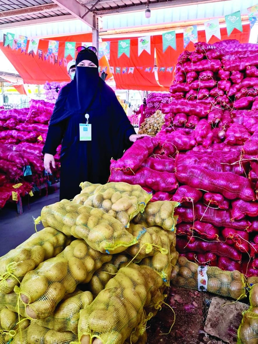 صالحة الكريثي أمام بسطتها                                                    (مكة)