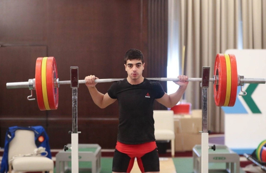 منافس يختبر قدراته   (مكة)