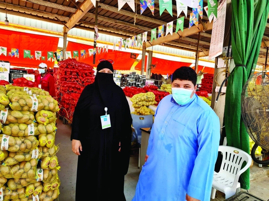 صالحة الكريثي أمام بسطتها(مكة) 