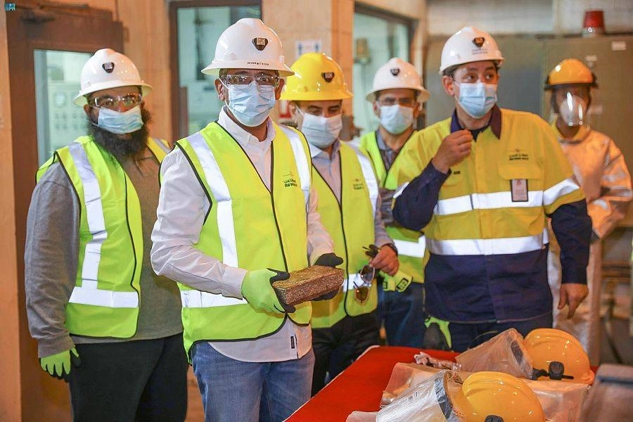 






وزير الصناعة والثروة المعدنية يحمل سبيكة ذهب