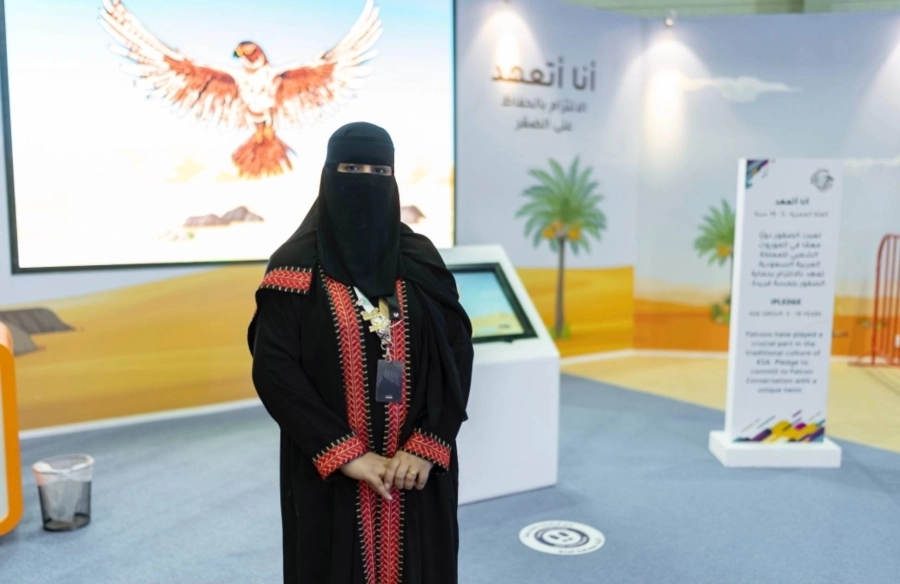 طفلة وسيدة سعوديتان تتطوعان لتعليم زائرات معرض الصقور والصيد السعودي مهارات «الصقارة»