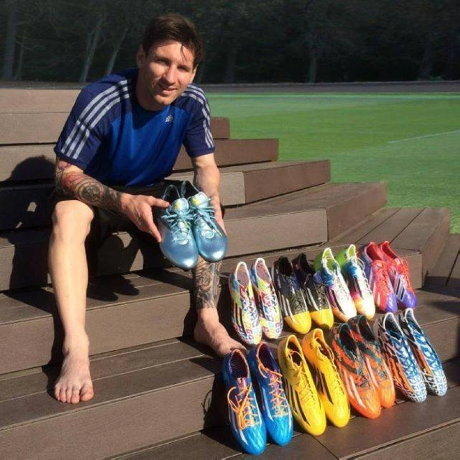 ميسي مستعرضا أحذيته لأحد المواسم  (مكة)