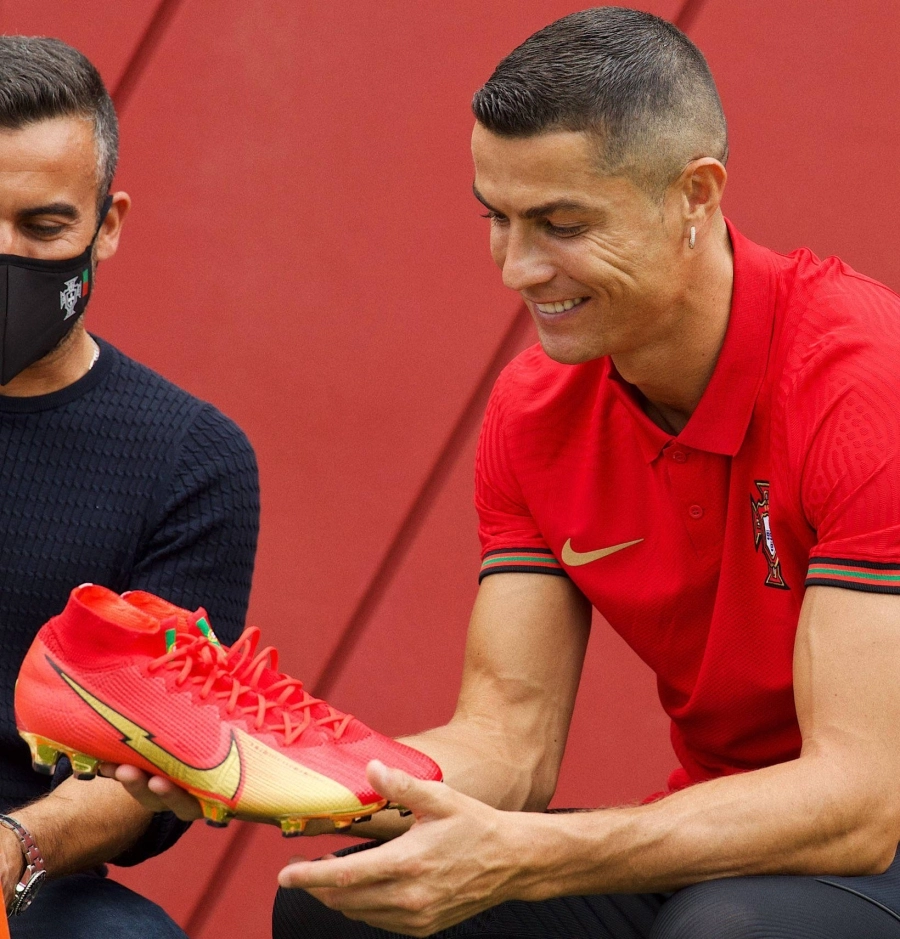 رونالدو يتفقد حذاءه مع المنتخب (مكة)