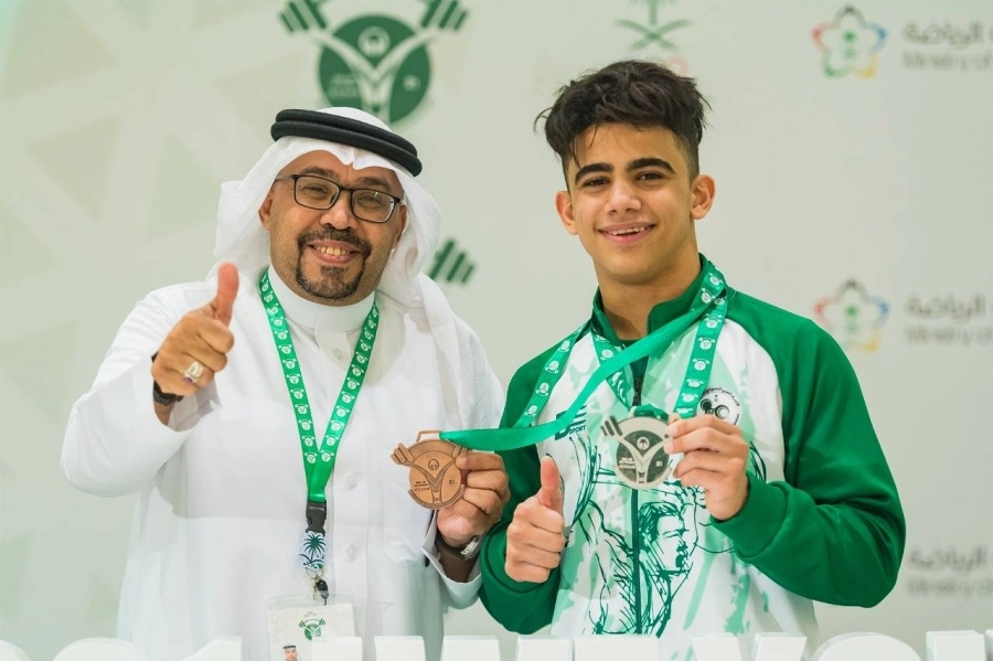 محمد الحربي ومجيد يحتفلان بالفضية  (مكة)