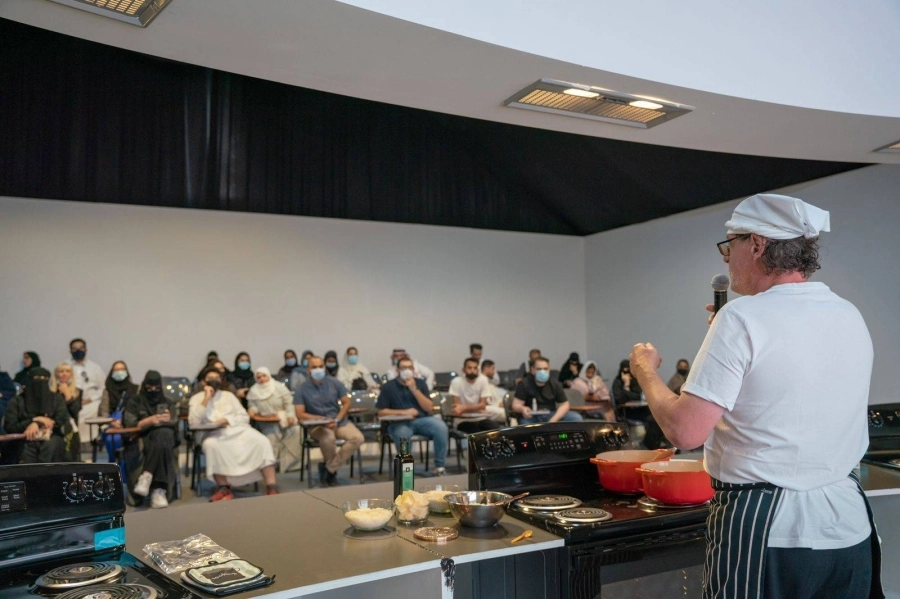 الشيف وايت في معرض الرياض للكتاب: السعوديون شغوفون بالأطباق العالمية