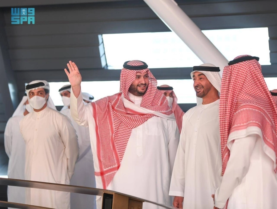 






تركي بن محمد خلال استقباله الشيخ محمد بن زايد  (واس)