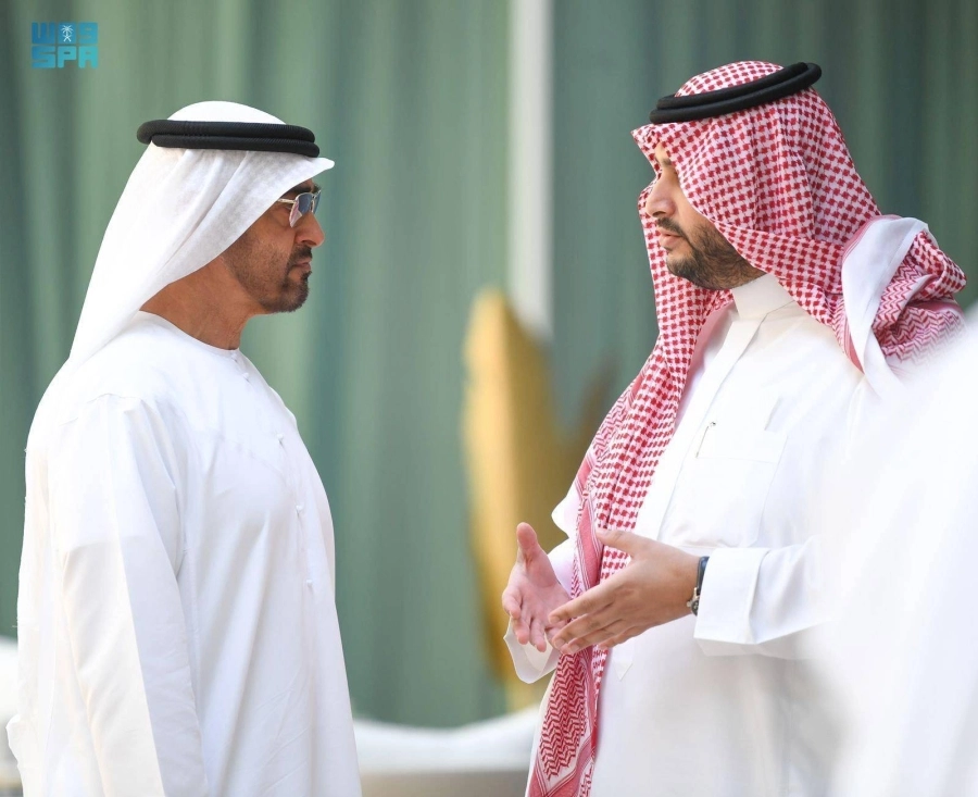 تركي بن محمد خلال استقباله الشيخ محمد بن زايد بجناح المملكة    (واس)                        